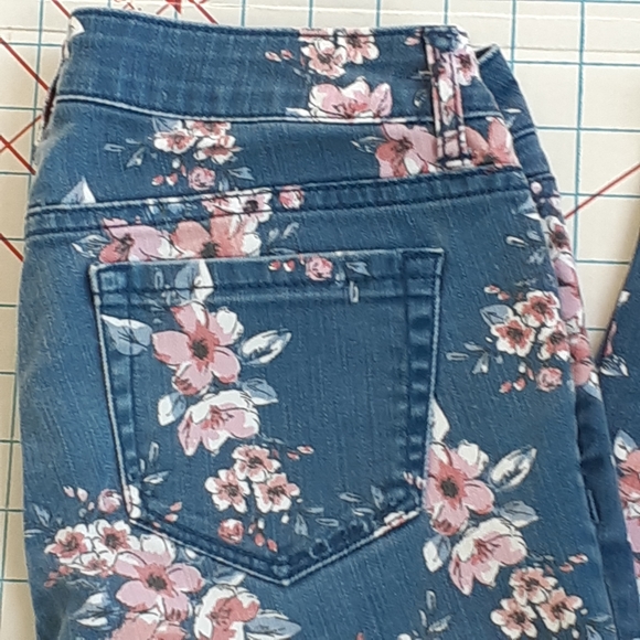 Aeropstale Ashley Ultra Skinny 1/2 26" Floral - Picture 2 of 9